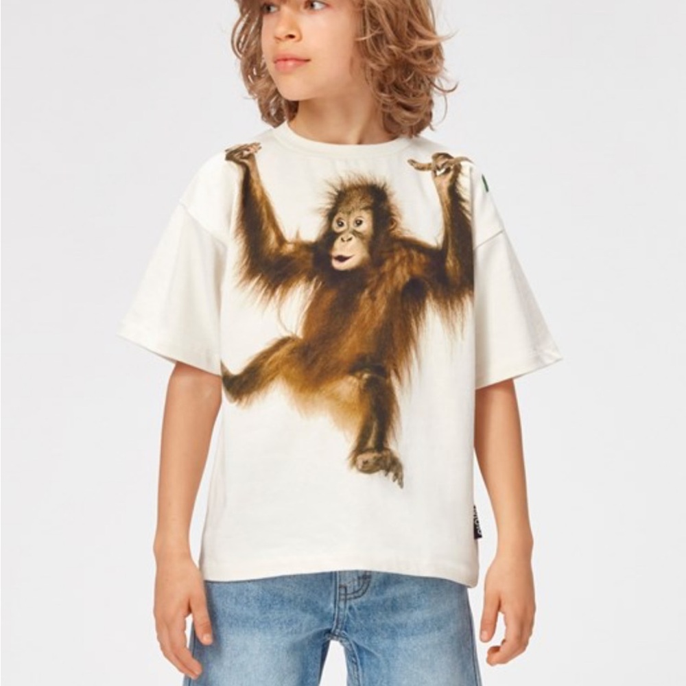 Molo set:off-White/Brown Orangutan Graphic Tee, Blue short & reversible sun hat